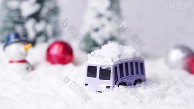 圣诞节雪地上的小汽车视频